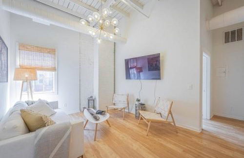 Darlin' Downtown Dawghouse - Photo 12