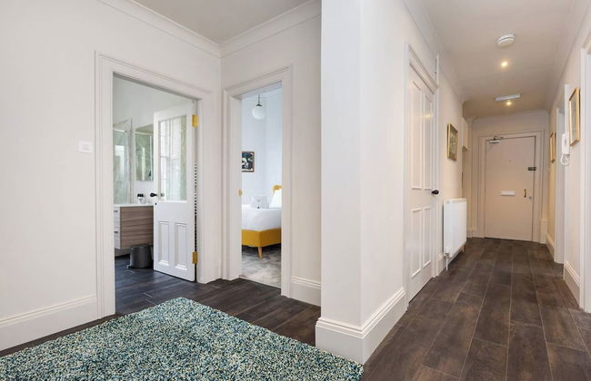 JOIVY Iconic Cockburn Street 4 Bedroom Apartment: Heart of Old Town - Foto 11