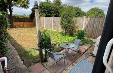 Quiet 2-Bed with Private Garden and Drive - Foto 10