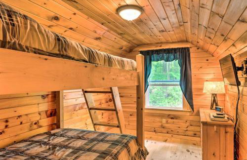Secluded 2BR Cabin w Hot Tub, Pond, Trails, WiFi - Foto 14