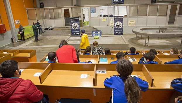 Conociendo el interior de la lonja de Santoña