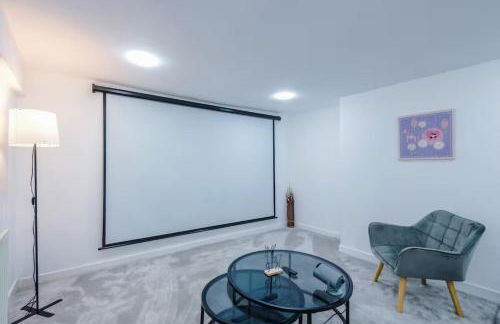 Group-Friendly Home near Manchester with Hot Tub and Private Cinema Room - Foto 5
