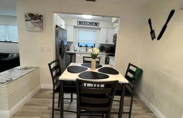 Modern Tropical Oasis with Arcade, HotTub & MiniGolf - Foto 7