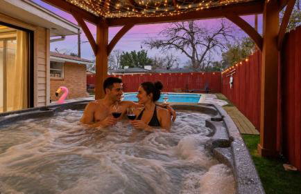 Serene 5BR 2BA Winter Home with Hot Tub & Fire Pit - Foto 1