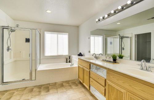 Pool Table and Charcoal Grill Home in Victorville! - Foto 19