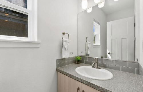 Contemporary Gem - Rooftop Deck & Private Hot Tub! - Foto 18