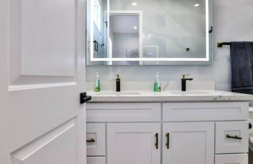 H&H New Built 2023 Hidden Gem Heart of OC 3 Queen Beds - Foto 35