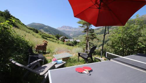 Charming Chalet w/ Mountain & Slope Views, Jacuzzi - Foto 3, Garden, sunbed