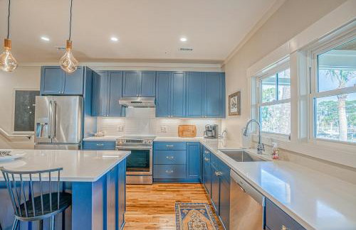 NEW LISTING Six Bedrooms - Private Dock - Steps to the Beach - Sleeps 14 - Foto 18