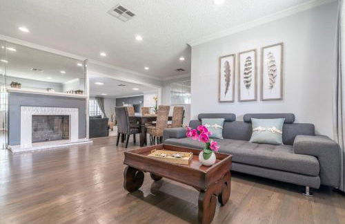 Tranquil Poolside Oasis with BBQ and Serene Ambiance - Foto 1