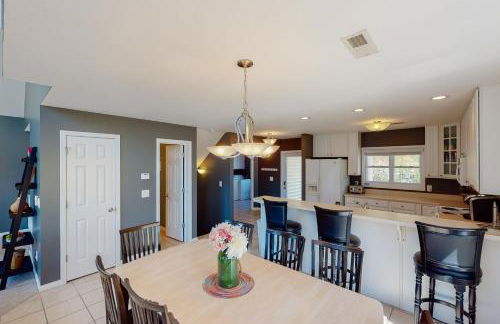 Family Lake Escape Sleeps 12 Shared Pool Dock - Foto 3