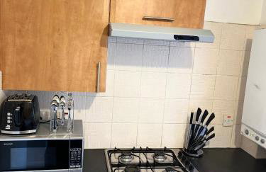 Cozy Two Bedroom Flat 1 Minute from Forest Hill Train Station - Photo 16