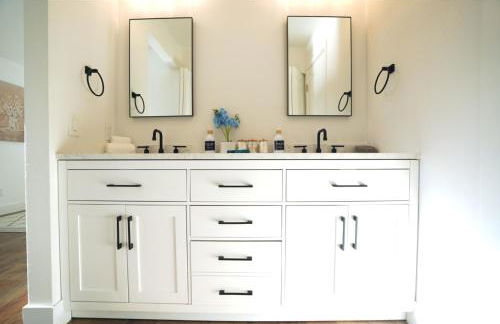 Stunning Waterfront 3BR Retreat - Perfect Getaway - Foto 40