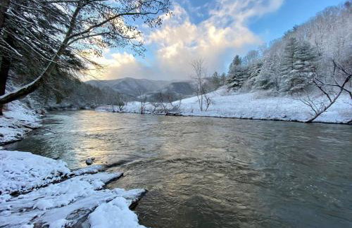 Luxury Riverfront Lodge - Sleeps 12, VIEWS, Fireplaces, Dogs OK - Photo 56