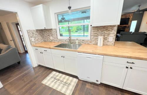 Dream Vacation Home w Heated Pool Close to Beaches Clearwater St Pete Quiet with Big Backyard - Foto 22