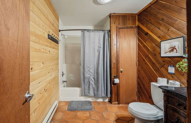 Sky View Chalet by Avantstay Stunning Interior, Spacious Deck, Hot Tub, & View - Photo 31