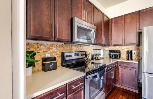 Galleria King Luxury Suite - Walk to Mall - Pool View - Foto 12