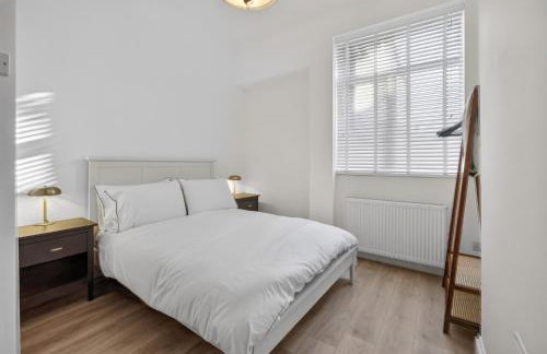 Stunning 2 Bedroom Apartments - City Centre Location, Free WiFi, Free Parking, Spacious Accommodation, Comfort and Style, Freshly Rennovated - Foto 14