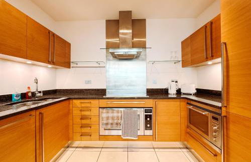 Two Bedroom Luxury Waterfront Apartment in London - Foto 16