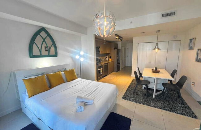 Downtown Doral Condo w-Free Parking - Foto 11