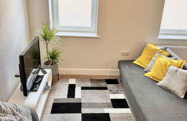 Brand-new flat, King Bed, Sofa Bed with full kitchen, Wi-Fi, self check-in Central location near everything - Foto 5