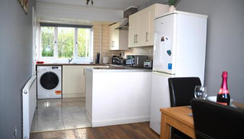 2ndHomeStays- Willenhall-A Serene 3 Bed House with a Garden View-Suitable for Contractors and Families-Sleeps 9 - 7 mins to J10 M6 and 21 mins to Birmingham - Foto 3