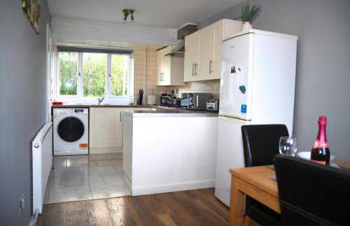 2ndHomeStays- Willenhall-A Serene 3 Bed House with a Garden View-Suitable for Contractors and Families-Sleeps 9 - 7 mins to J10 M6 and 21 mins to Birmingham - Foto 3