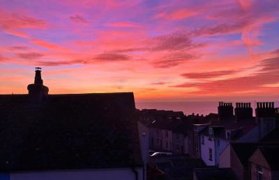 Dog Friendly Cosy Coastal Cottage with Sea Views - Photo 33