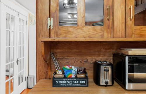 Coastal Red Farmhouse w/Firepit - Holiday Home - Foto 9