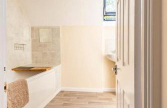 Charming Entire 2-Bedroom House in Milton Keynes - Photo 33