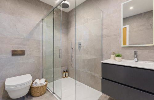 Exquisite 4BR Designer Home with Smart Features, Free Parking & SkyStream - Sleeps Up To 10 in Gerrards Cross SL9 - Photo 19