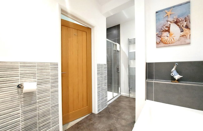 Meadow View Apartments are 2 and 3 bedroomed with private parking - Foto 148