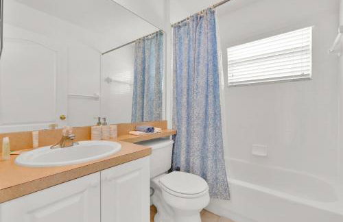 Home with Private Pool, Game Room & Big Backyard! - Foto 15