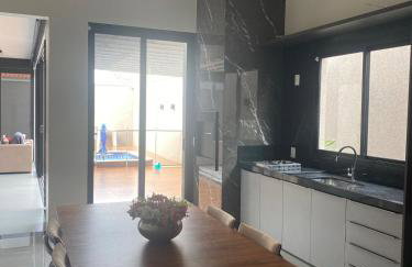 Casa moderna e bem equipada com piscina - Foto 4