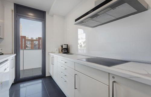 Quiet modern 2 bed apartment with Balcony, Pool and Free Parking - Foto 17