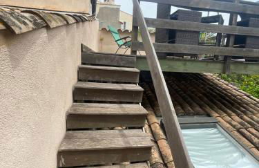 Steps from the Port! Chic 2-Bed in the Heart of Saint-Tropez - Photo 24