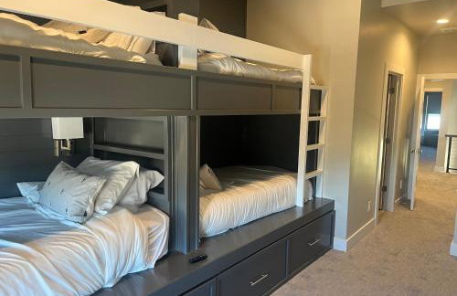 4 bd Ski Villa with Hot Tub and Bunk Room by lake! - Foto 15