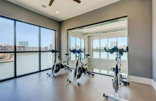 Stunning Lake Views | DART Train | Gym & Pool - Foto 25