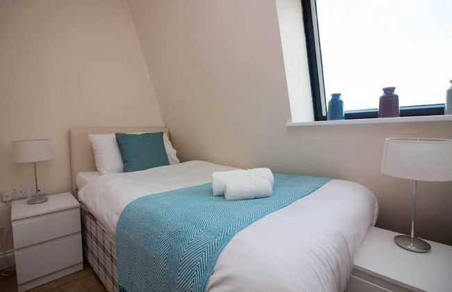 Stayzo Castle Penthouse 18- A Clean Fresh Modern Apartment With Free Wi-fi - Foto 16