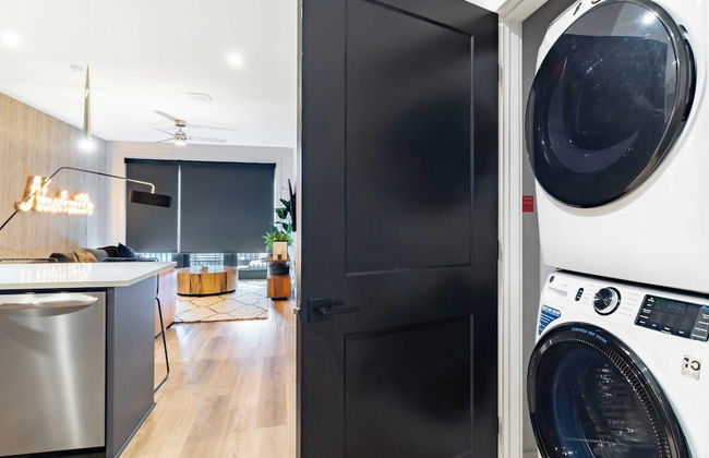 Astra Modern Midtown Retreat With Pool, Gym, & Steps to Dining & Broadway - Foto 3