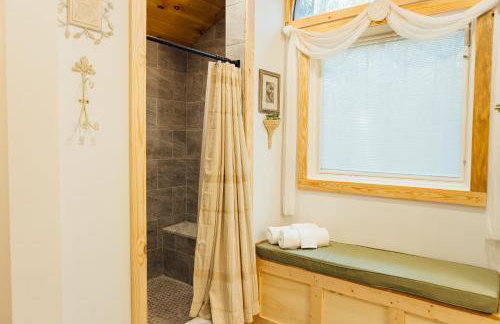 Villa Serena Tuscan Theme home with a HIDDEN lounge, fire pit, lawn games, creek - Foto 31