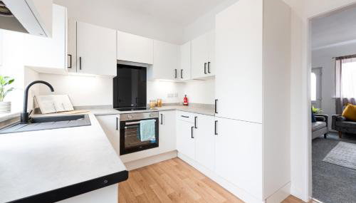 Spacious 2-Bedroom House near Wakefield Centre and Train Station with Free Parking, Ideal for Contractors & Long Stays - NordStay - Foto 3, stove, pet friendly