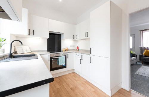 Spacious 2-Bedroom House near Wakefield Centre and Train Station with Free Parking, Ideal for Contractors & Long Stays - NordStay - Foto 3