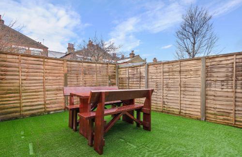 Spacious House in North London, very close to train station and bus stops, near Tottenham Stadium & lots of parking - Photo 4