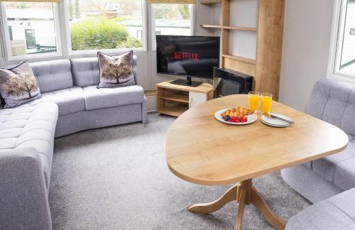 The Lake House - Quiet, Dog Friendly, By the Lake, Free Parking - Photo 3