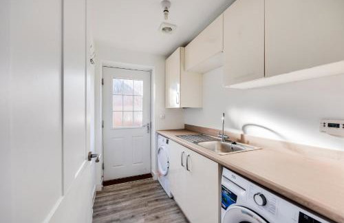 Stunning Detached House with Driveway Parking, Office Room, Self-Check-In, Fast WiFi and Smart TV with Sky and Netflix by Yoko Property - Photo 34