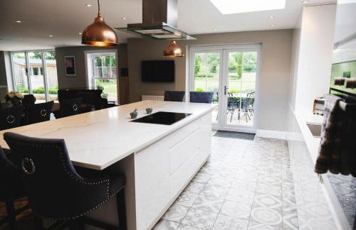 Large Country House with Hot Tub, Pool Table, and Log Burner - Photo 22