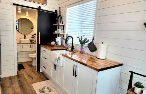 NEW Nook Tiny Home with Deck Firepit Skylights - Foto 9