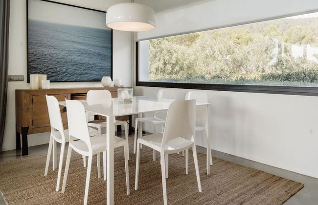 Modern Villa With Minimalistic Decor - Photo 33