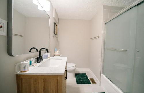 Spacious 5BR 3BA Free Parking Minutes to DC with Pool - Foto 24